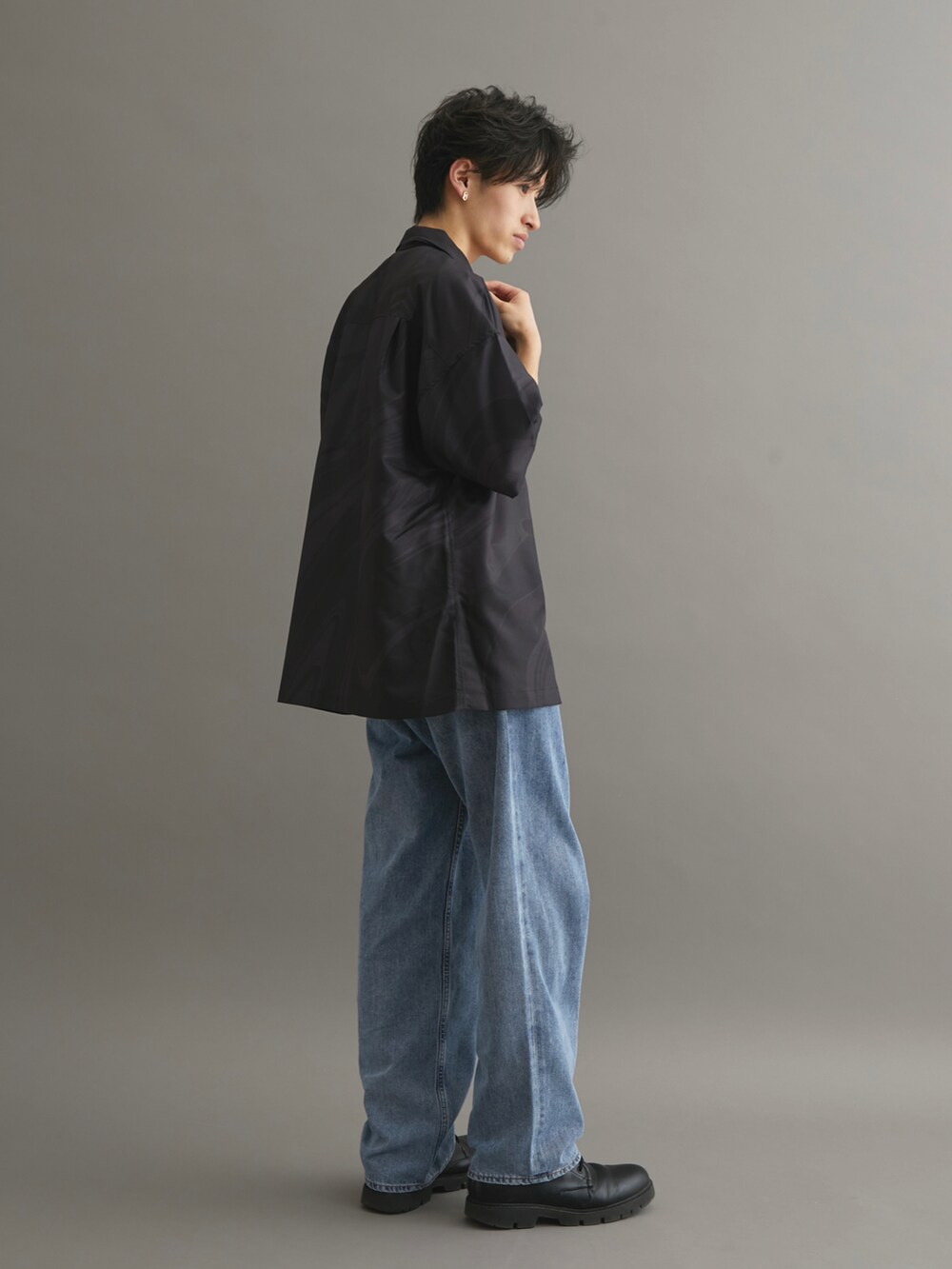 ブラック系のシャツ/ブラウス、ブルー系のデニムパンツを着用したメンズの夏コーディネートの3枚目の写真