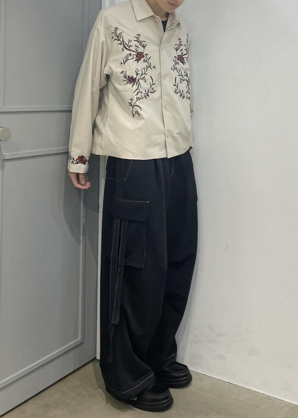 ブラック系のローファー、ホワイト系のブルゾン、ブラック系のその他パンツを着用したメンズの春コーディネートの3枚目の写真