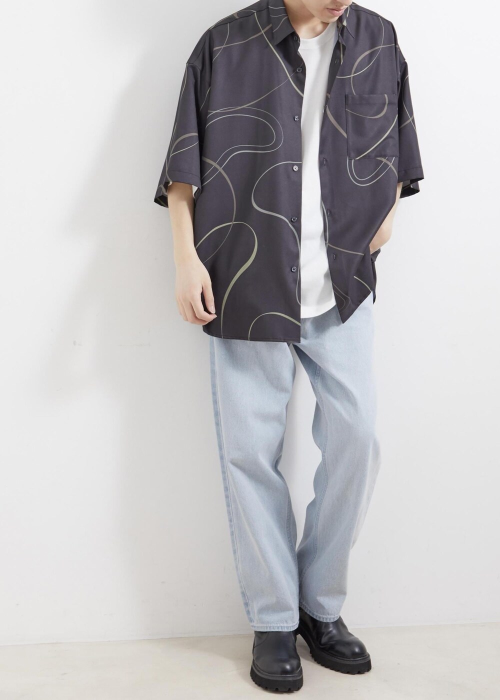 ブラック系のシャツ/ブラウス、ブルー系のデニムパンツを着用したメンズの春コーディネートの2枚目の写真