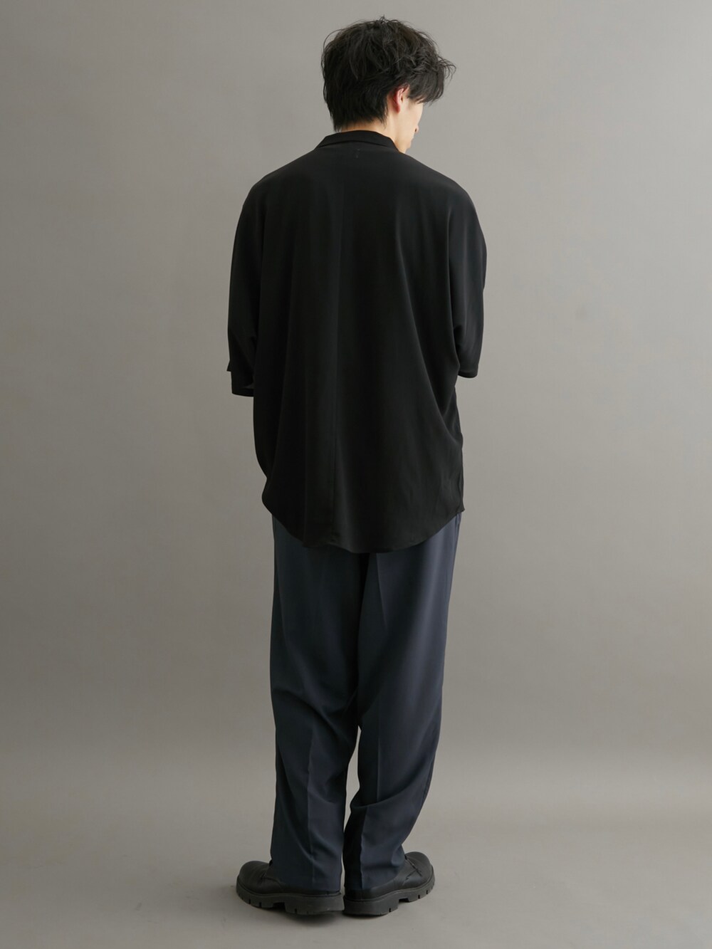 ブラック系のスラックス、ブラック系のTシャツ/カットソー、ブラック系のシャツ/ブラウスを着用したメンズの夏コーディネートの3枚目の写真