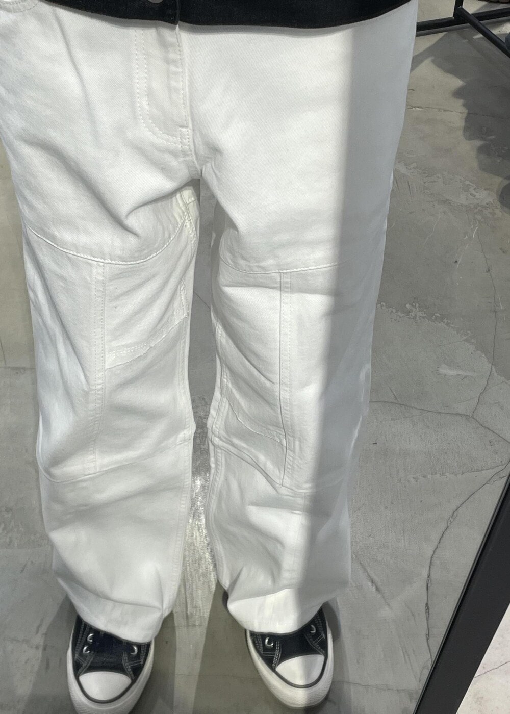 ブラック系のブルゾン、ホワイト系のデニムパンツを着用したメンズの冬コーディネートの5枚目の写真