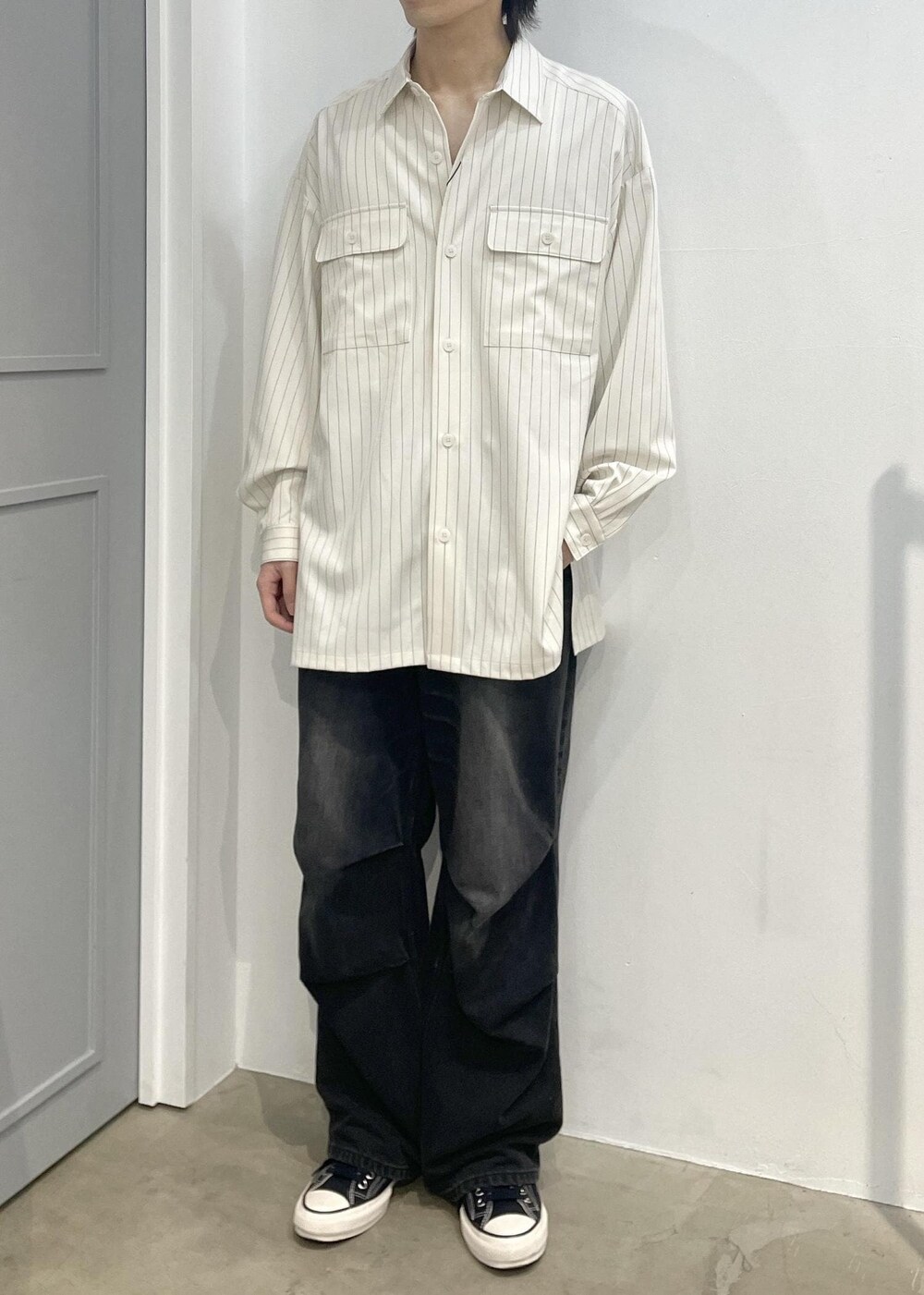 ホワイト系のシャツ/ブラウスを着用したメンズの冬コーディネートの2枚目の写真