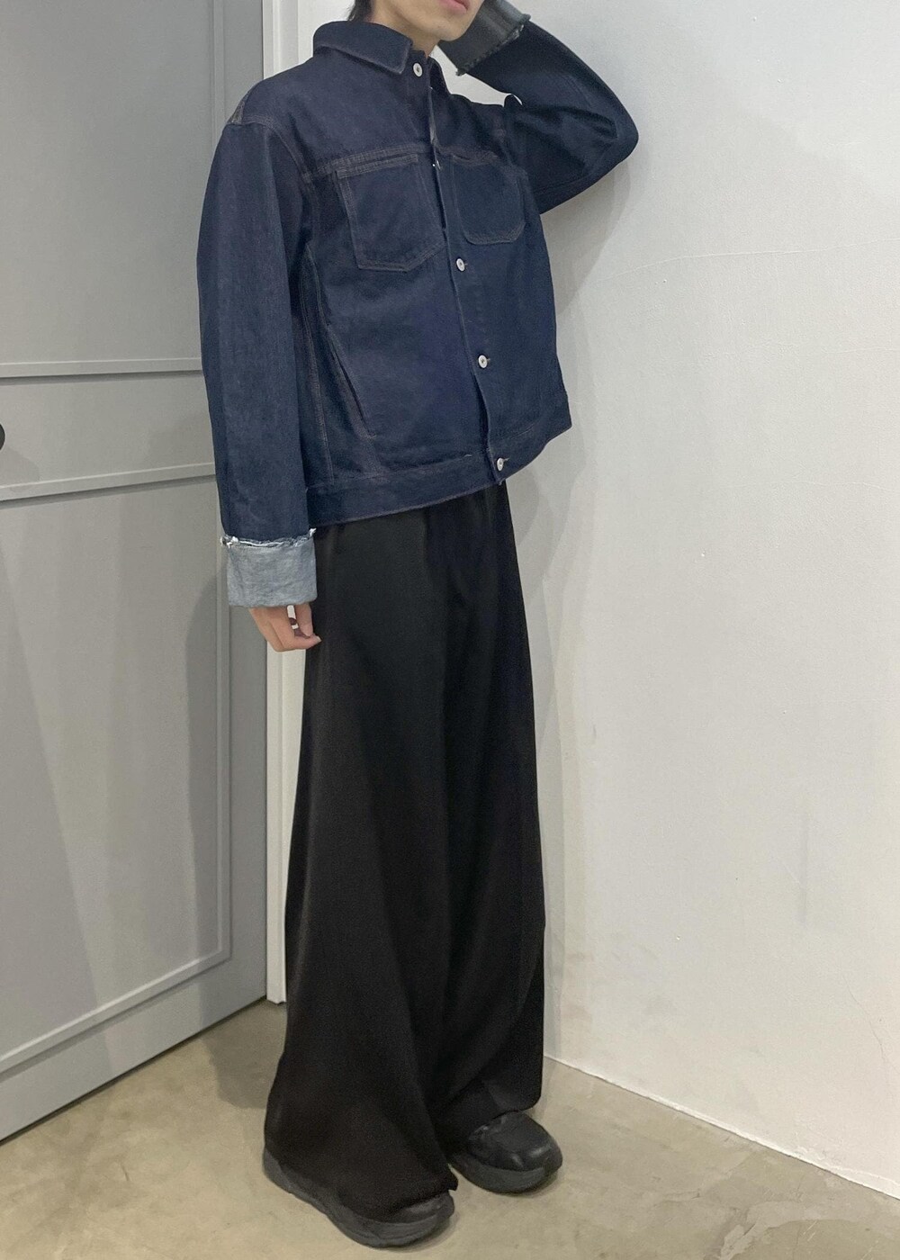 ブルー系のブルゾン、ブラック系のスラックスを着用したメンズの冬コーディネートの3枚目の写真