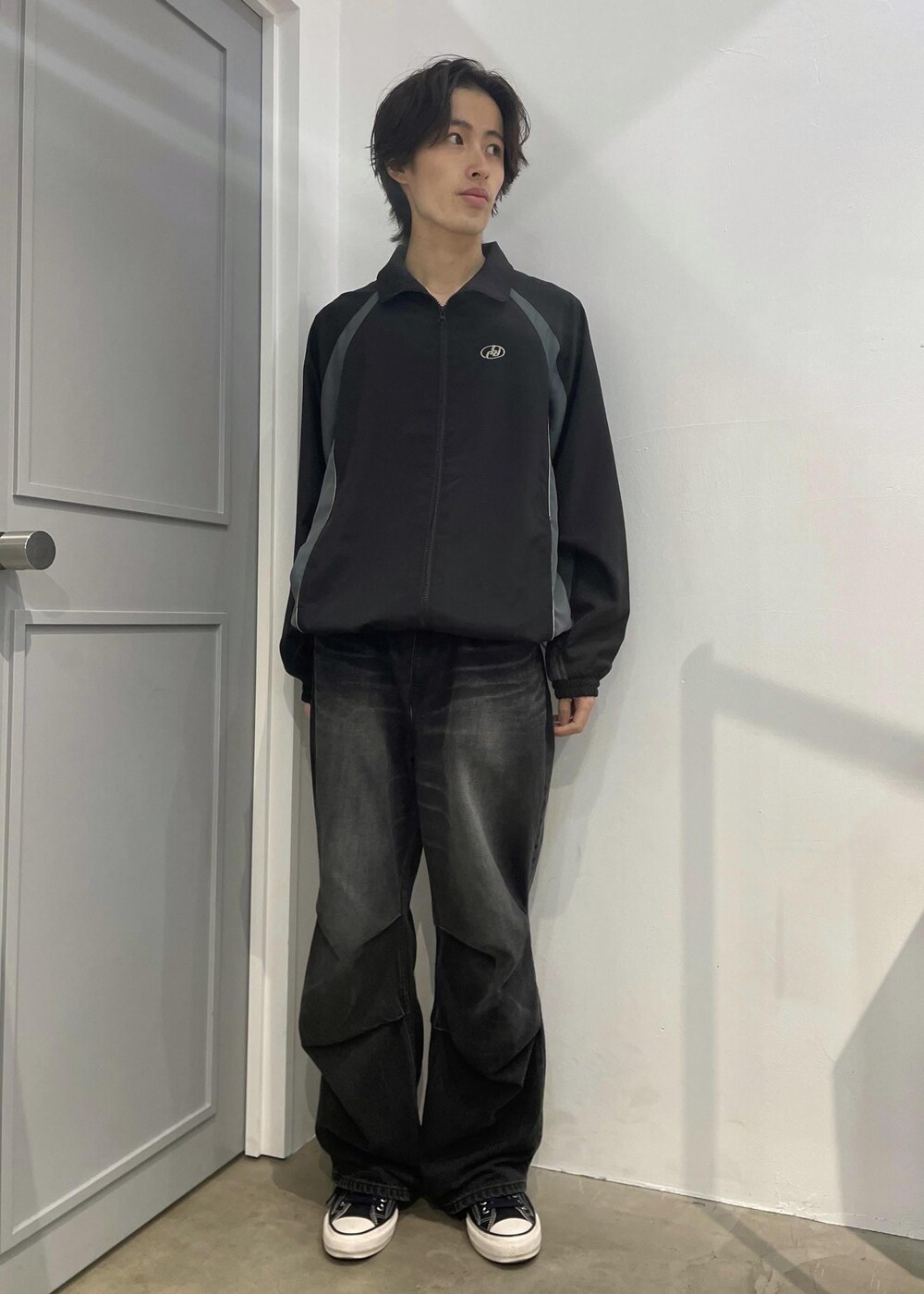 ブラック系のナイロンジャケットを着用したメンズの冬コーディネートの2枚目の写真