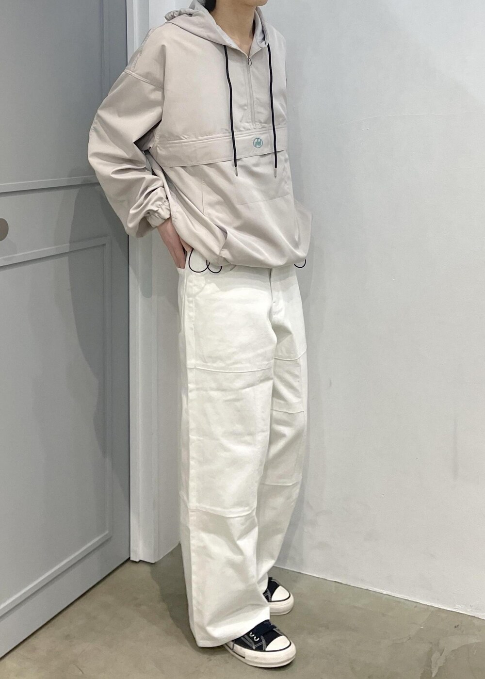 ホワイト系のカーゴパンツ、ベージュ系のブルゾンを着用したメンズの冬コーディネートの3枚目の写真