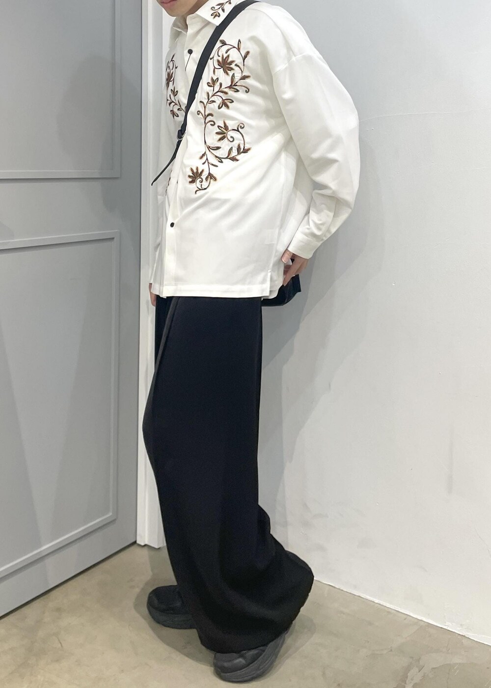 ブラック系のスラックス、ホワイト系のシャツ/ブラウスを着用したメンズの冬コーディネートの3枚目の写真