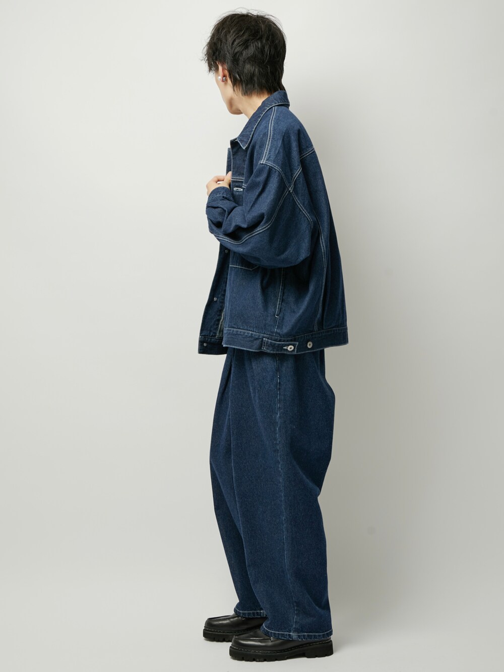 「秋のコーデ、デニム、デニムコーデ、デニムセットアップ、セットアップ、秋服準備はじめました、今日のコーデ、カジュアル、ストリート、きれいめカジュアル、おしゃれさんと繋がりたい、いいね、save、フォローお願いします🤑、いいね返し、シンプルコーデ、ジャケットコーデ」｜「JUNREDのヴィンテージデニムルーズブルゾン（デニムジャケット、ブルー系）」を使った、Junyaさん（メンズ・175cm）の夏コーディネートの2枚目の写真