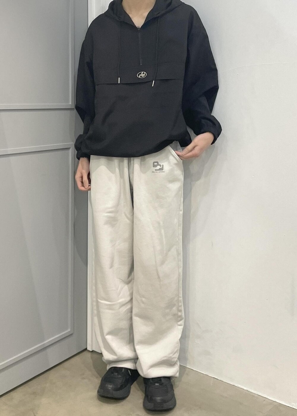 グレー系のその他パンツ、ブラック系のブルゾンを着用したメンズの冬コーディネートの2枚目の写真