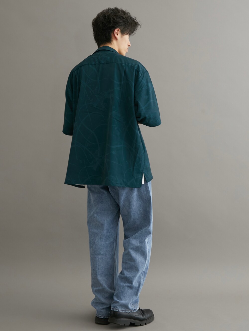 ブルー系のデニムパンツ、グリーン系のシャツ/ブラウス、ホワイト系のTシャツ/カットソーを着用したメンズの夏コーディネートの2枚目の写真