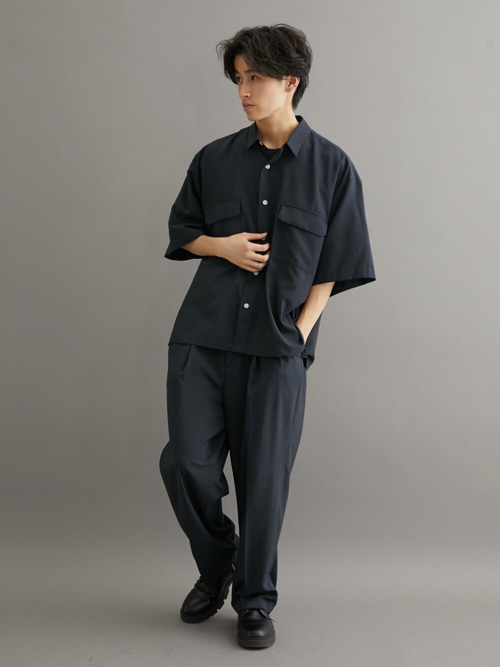 ブラック系のスラックス、ブラック系のシャツ/ブラウスを着用したメンズの夏コーディネートの3枚目の写真