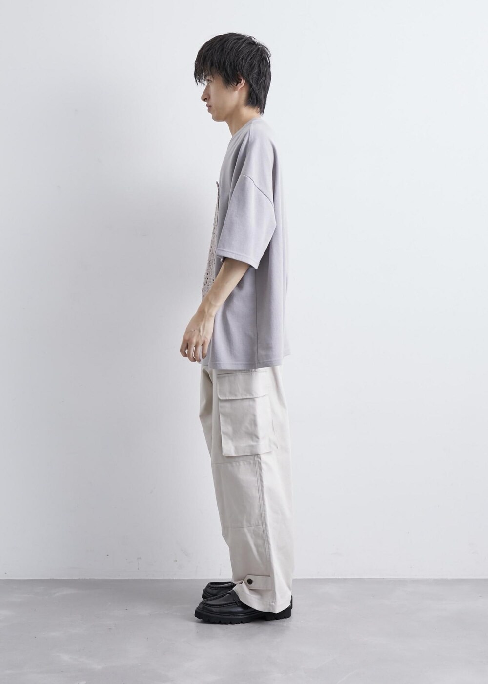 ベージュ系のカーゴパンツを着用したメンズの夏コーディネートの2枚目の写真