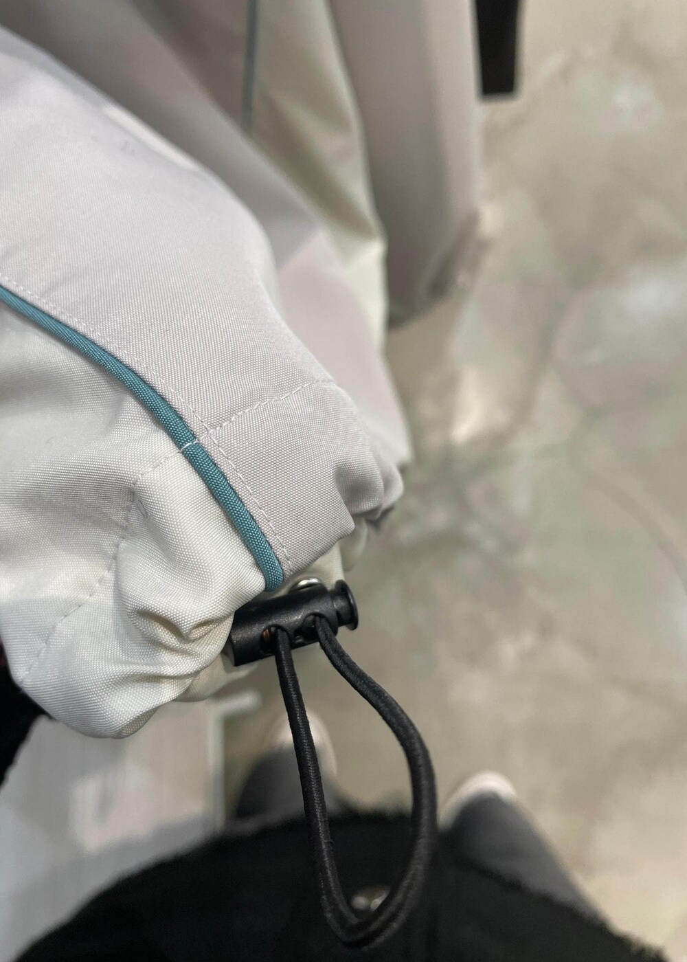 ベージュ系のナイロンジャケットを着用したメンズの冬コーディネートの2枚目の写真