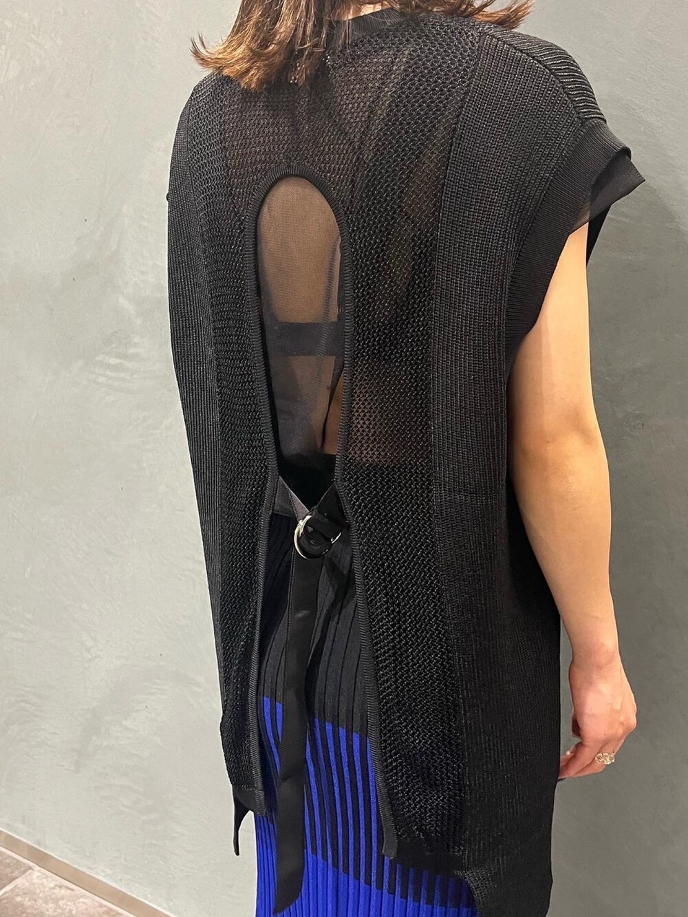 ブラック系のエコバッグ/サブバッグ、ブルー系のスカート、ブラック系のベストを着用したレディースの夏コーディネートの5枚目の写真