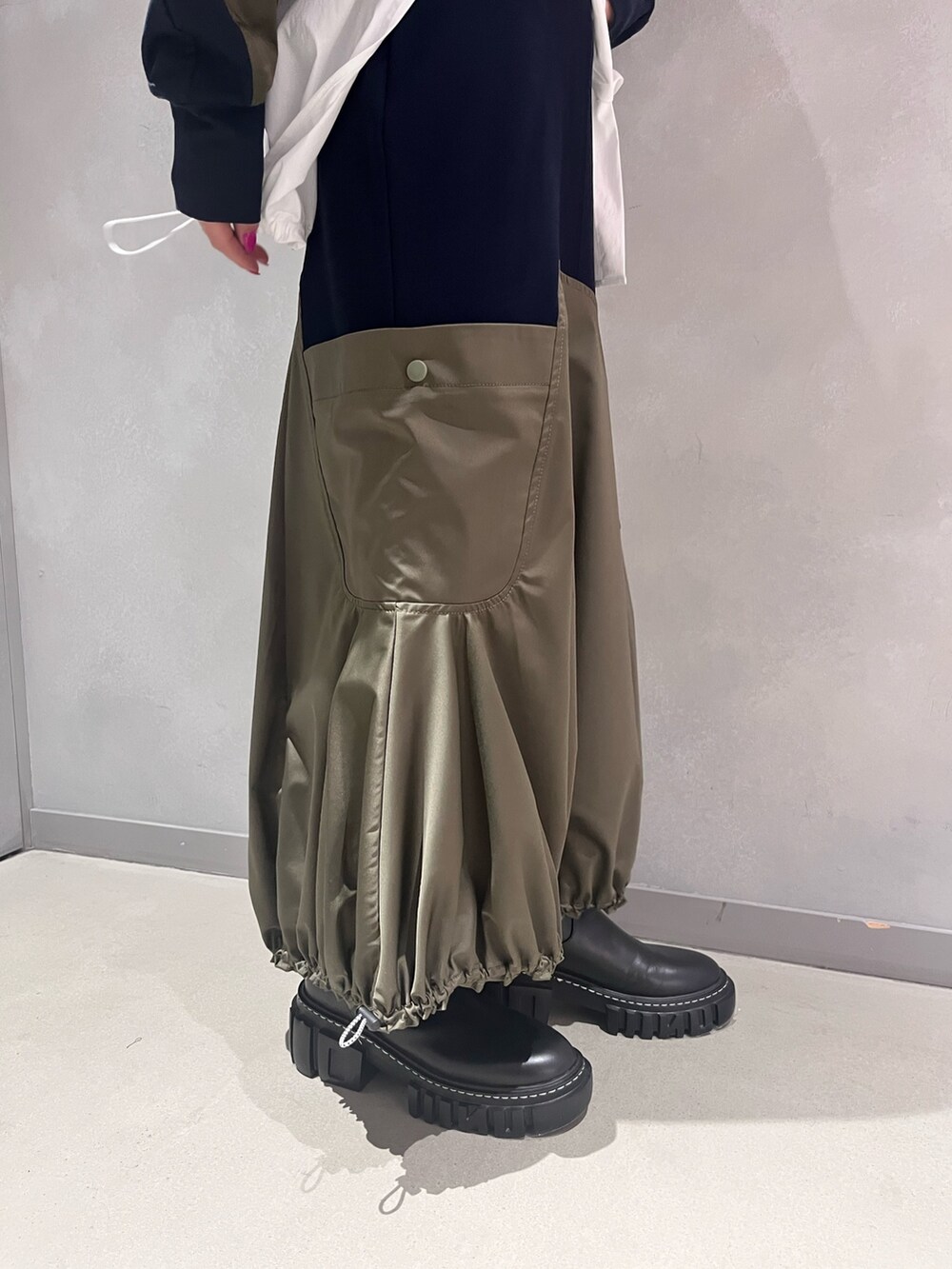ホワイト系のシャツ/ブラウス、その他のTシャツ/カットソー、その他のスカートを着用したレディースの冬コーディネートの9枚目の写真
