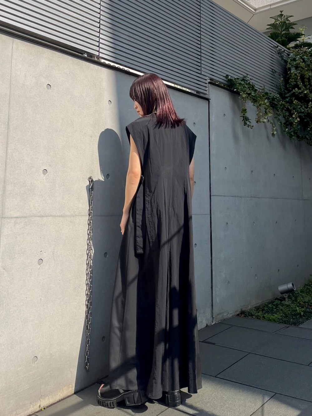 ブラック系のつなぎ/オールインワン、その他のサンダル、ゴールド系のピアス（両耳用）を着用したレディースの春コーディネートの3枚目の写真