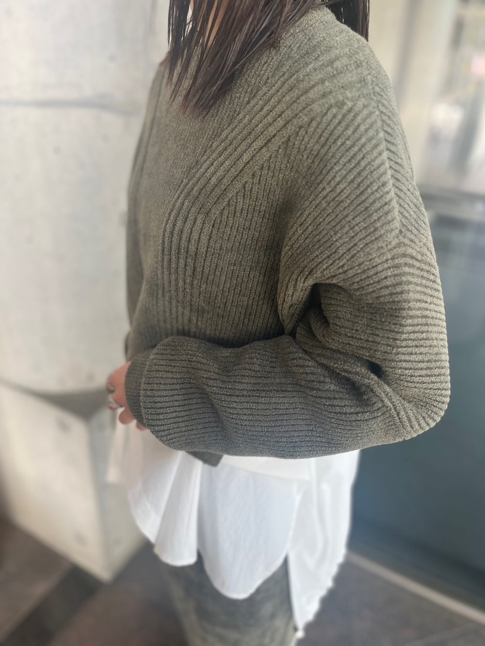 グリーン系のニット/セーター、グリーン系のその他パンツ、ホワイト系のシャツ/ブラウスを着用したレディースの秋コーディネートの5枚目の写真