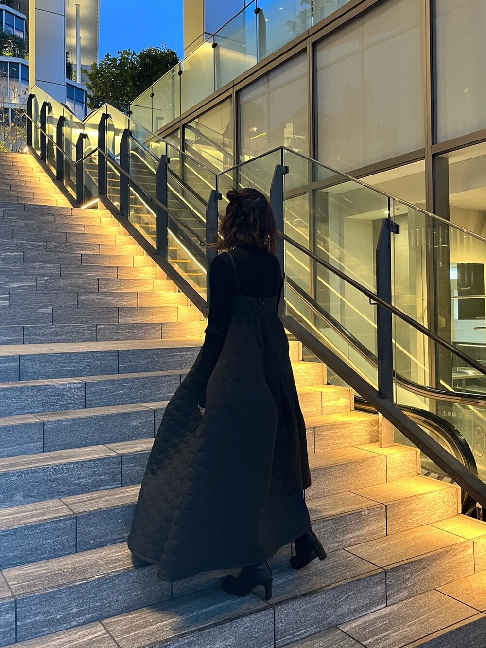 ブラック系のワンピース、ブラック系のニット/セーター、パープル系のノーカラーコートを着用したレディースの秋コーディネートの8枚目の写真