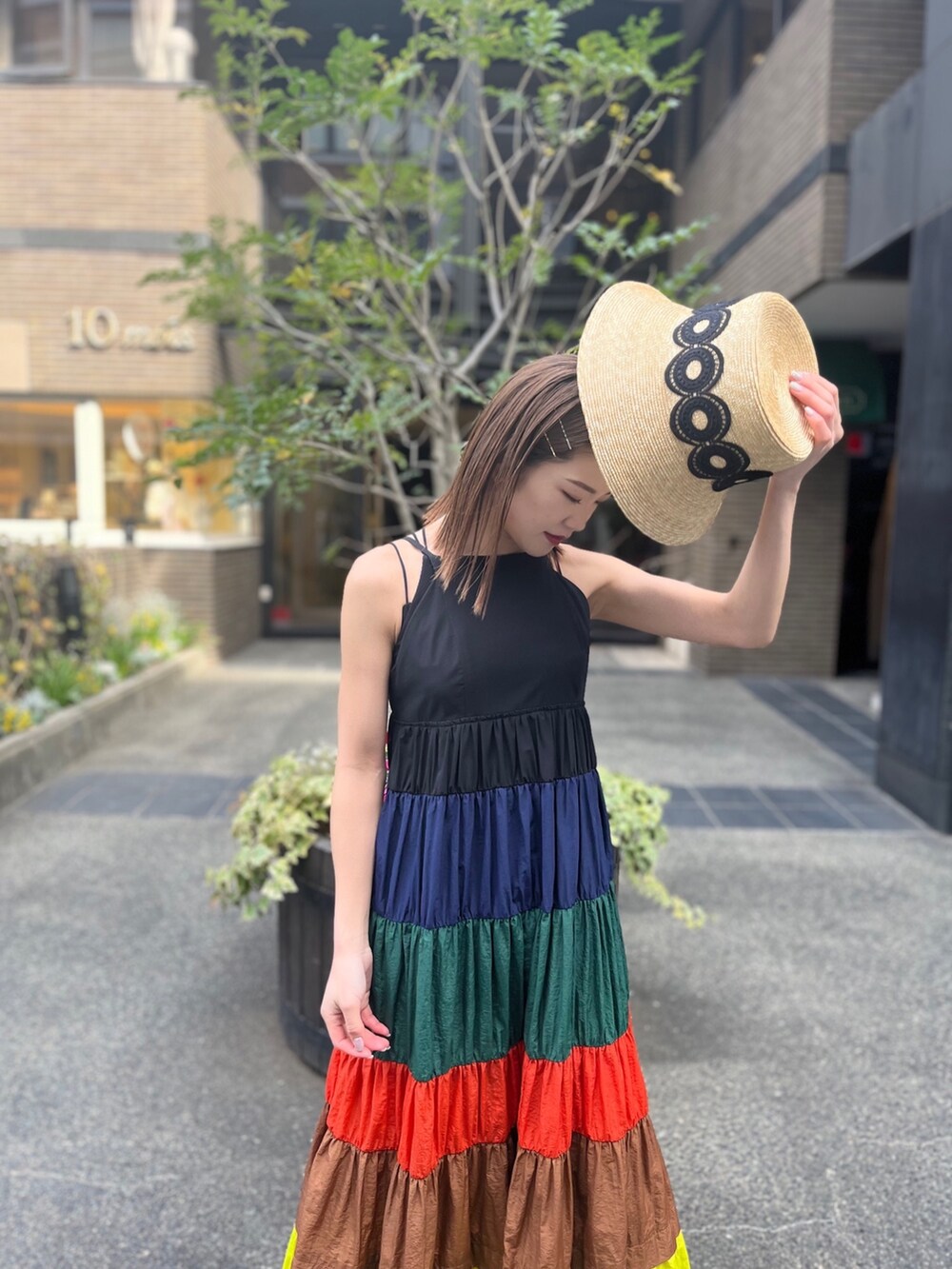 ホワイト系のサンダル、イエロー系のワンピース、ベージュ系のハットを着用したレディースの冬コーディネートの4枚目の写真