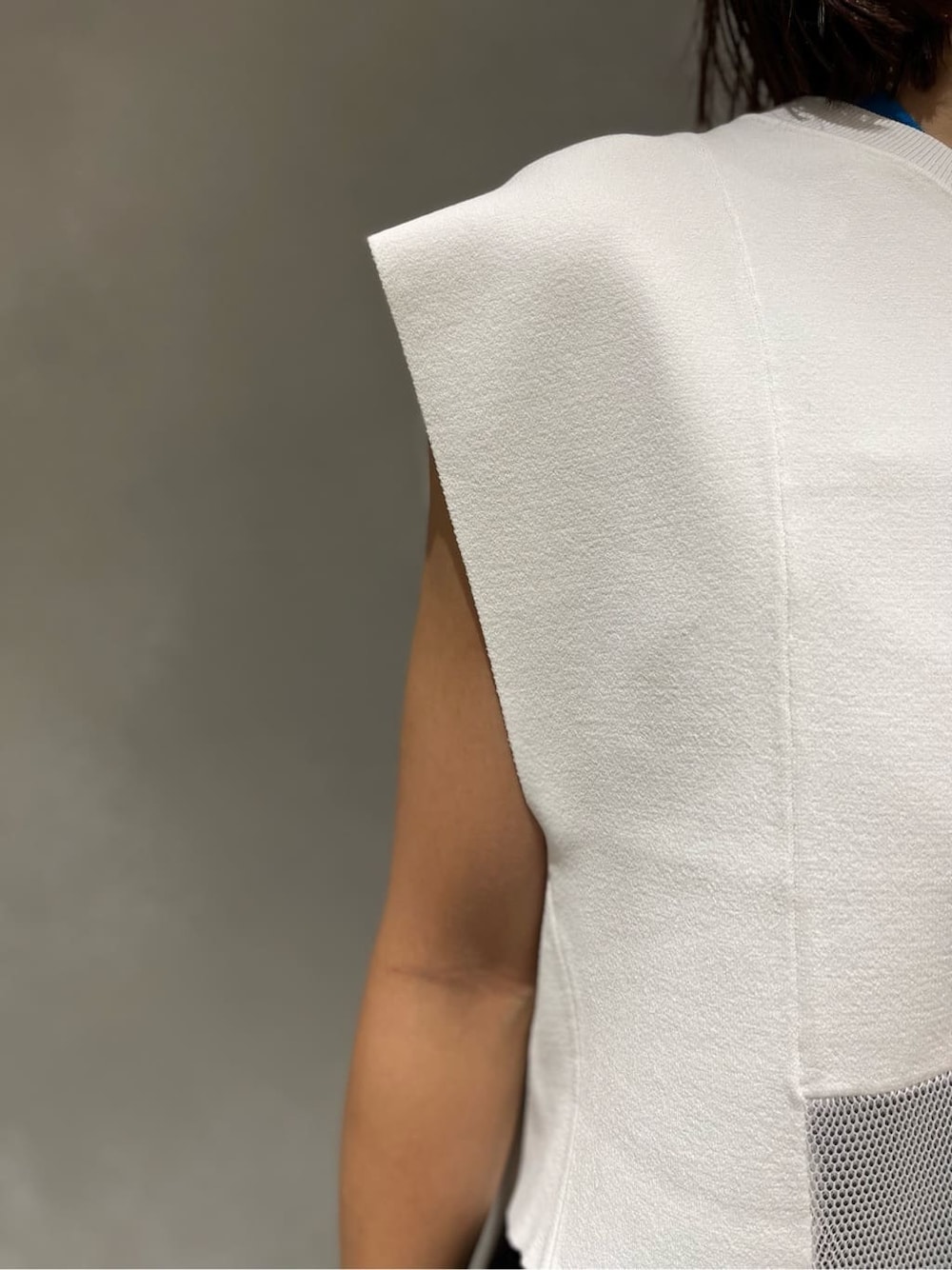 ブルー系のタンクトップ、その他のサンダル、ブラック系のワンピースを着用したレディースの夏コーディネートの6枚目の写真