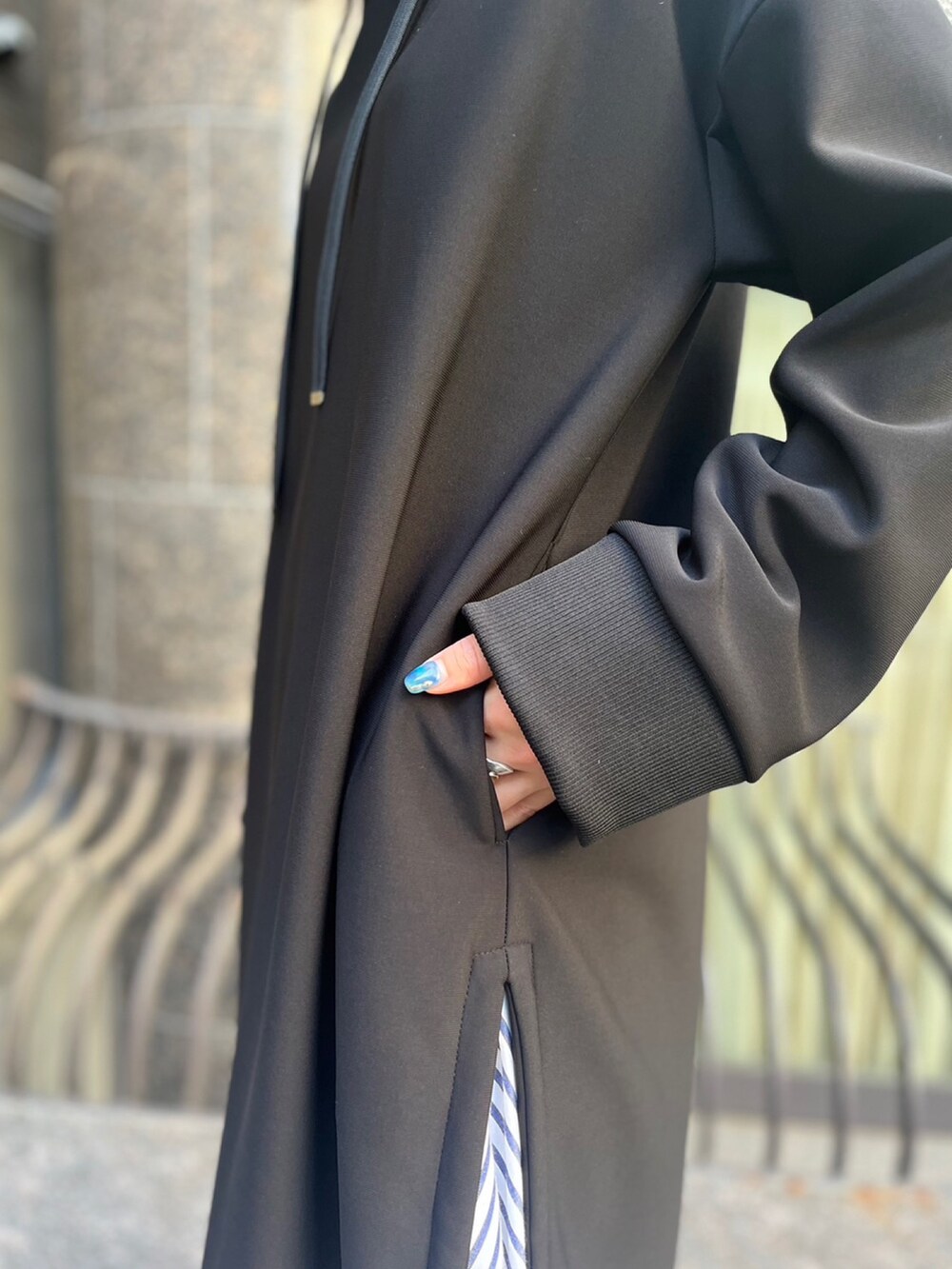 ブラック系のブーツ、ブラック系のワンピースを着用したレディースの冬コーディネートの4枚目の写真