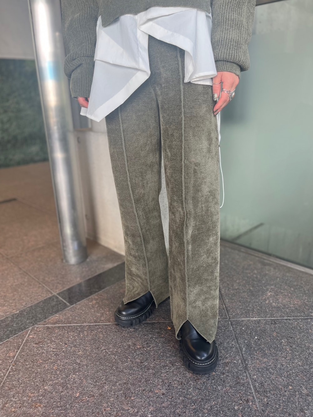 グリーン系のニット/セーター、グリーン系のその他パンツ、ホワイト系のシャツ/ブラウスを着用したレディースの秋コーディネートの7枚目の写真