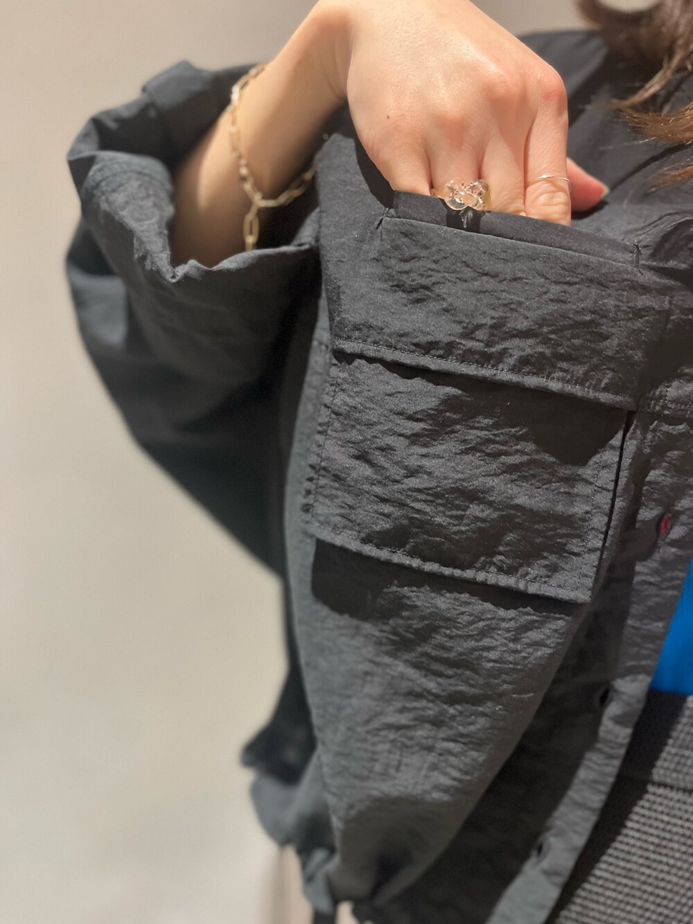 ブラック系のシャツ/ブラウス、ブラック系のタンクトップ、ブラック系のスカートを着用したレディースの夏コーディネートの6枚目の写真