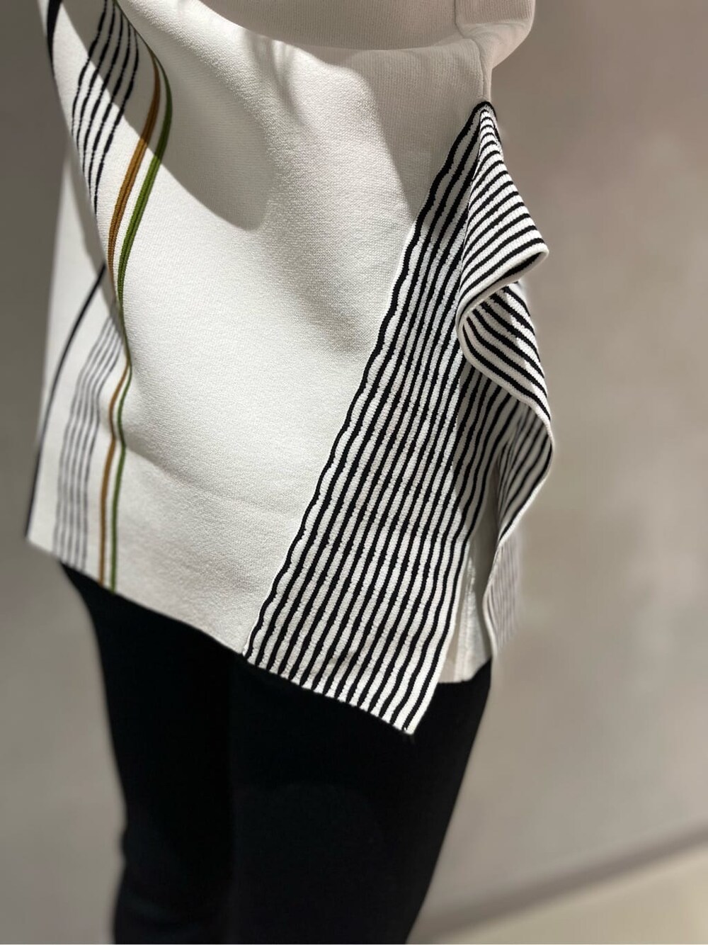 ホワイト系のタンクトップ、ブラック系のその他パンツ、シルバー系のトートバッグを着用したレディースの夏コーディネートの5枚目の写真