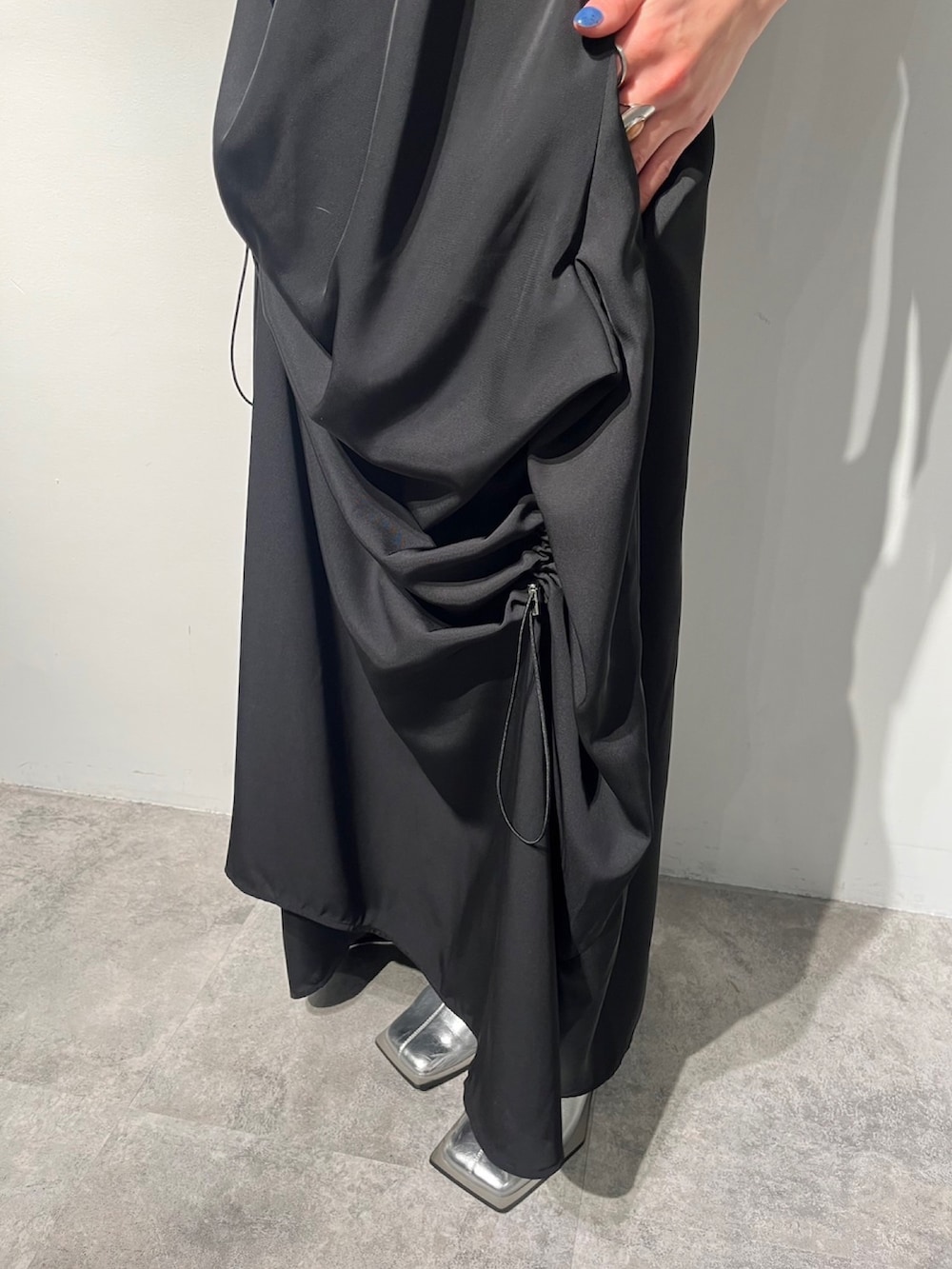 ブラック系のワンピース、ブラック系のTシャツ/カットソー、シルバー系のパンプスを着用したレディースの夏コーディネートの5枚目の写真