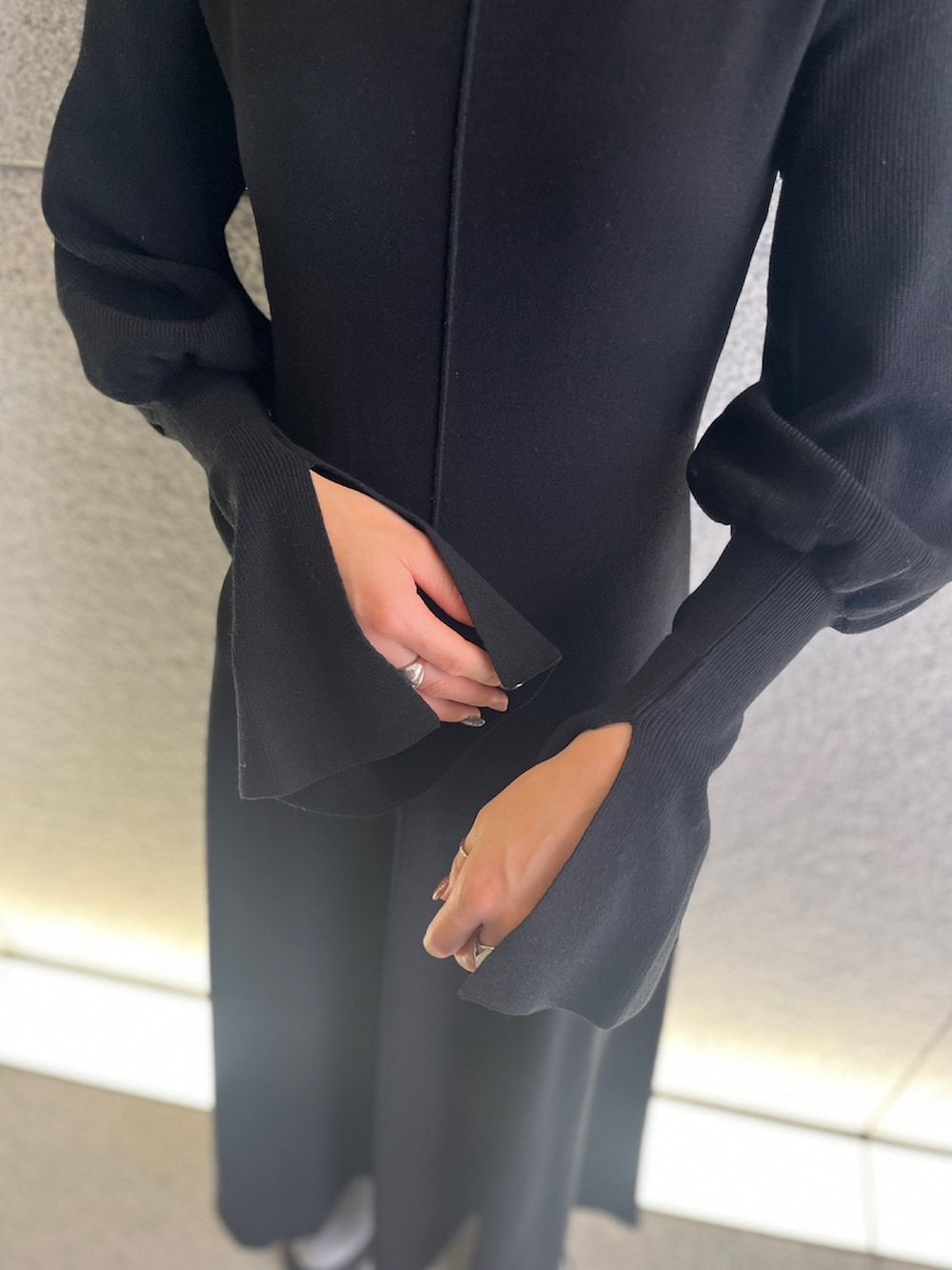 ブラック系のワンピース、その他のブーツ、シルバー系のピアス（両耳用）を着用したレディースの冬コーディネートの4枚目の写真