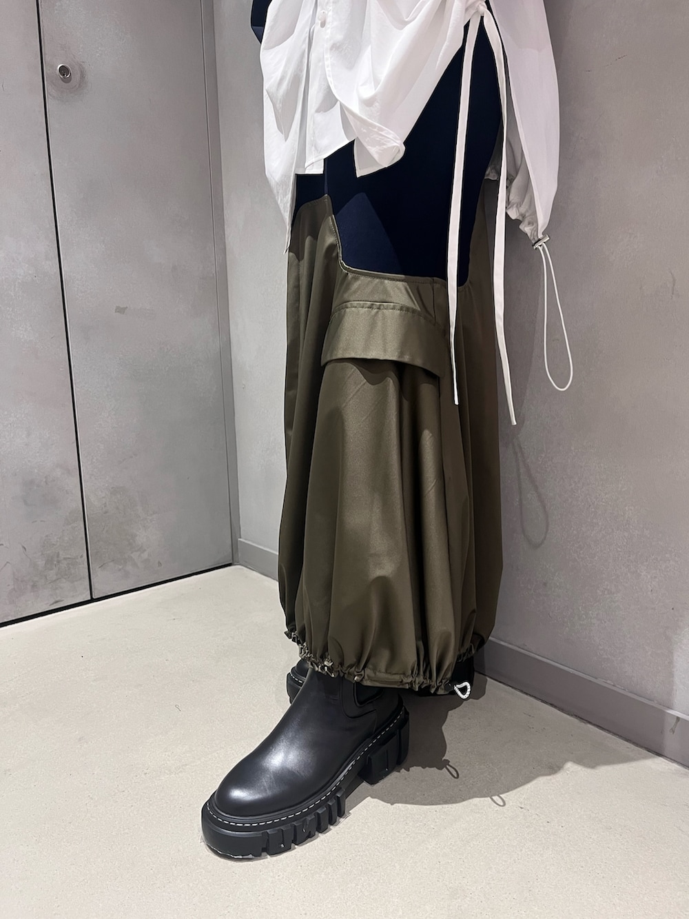 ホワイト系のシャツ/ブラウス、その他のTシャツ/カットソー、その他のスカートを着用したレディースの冬コーディネートの6枚目の写真