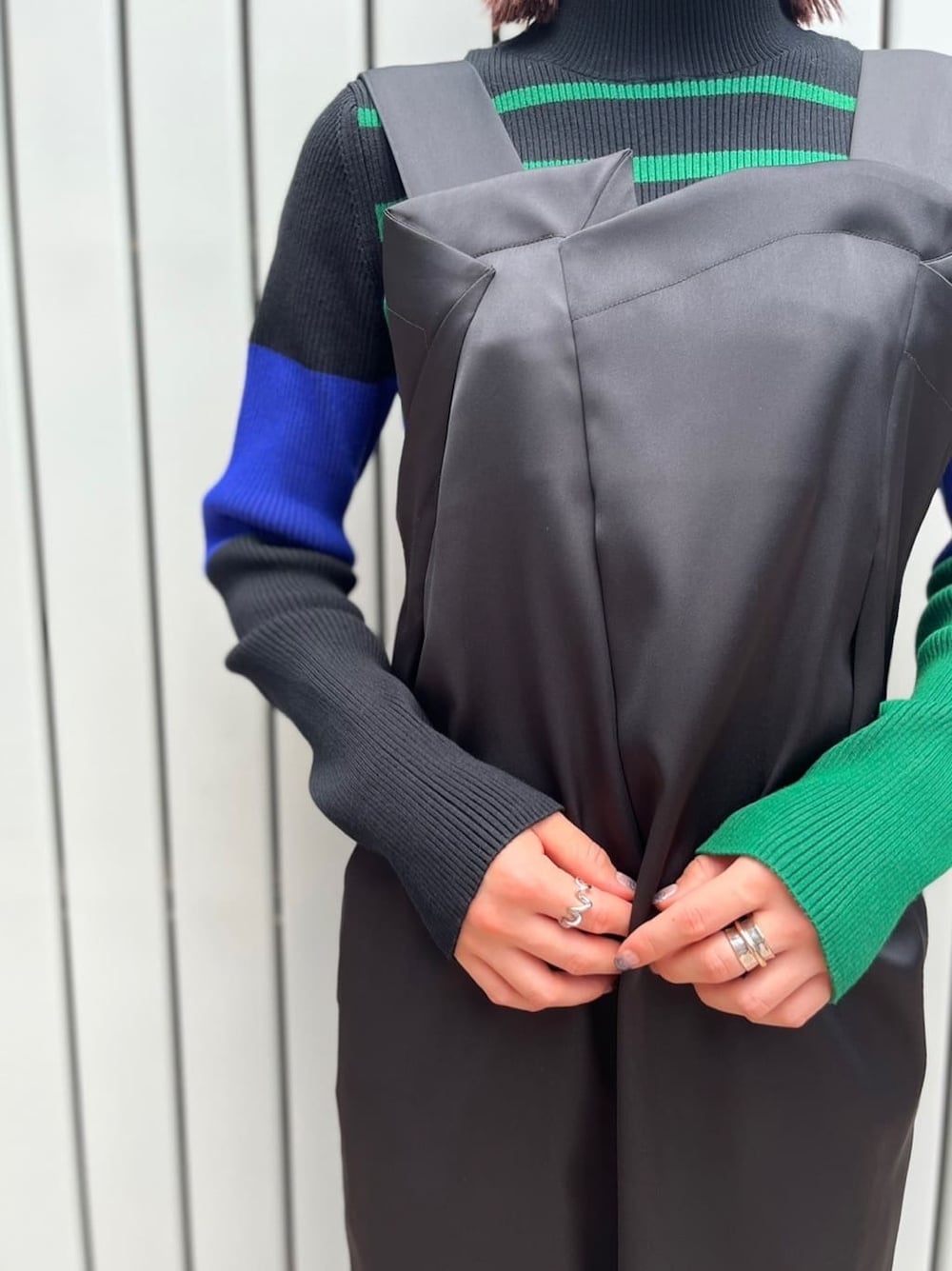 ブラック系のつなぎ/オールインワン、ブラック系のニット/セーター、その他のパンプスを着用したレディースの夏コーディネートの4枚目の写真