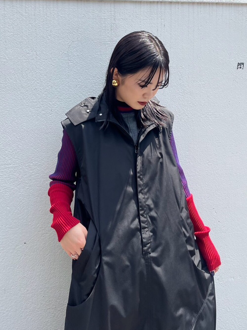 グレー系のワンピース、グレー系のニット/セーター、グレー系のブーツを着用したレディースの秋コーディネートの4枚目の写真