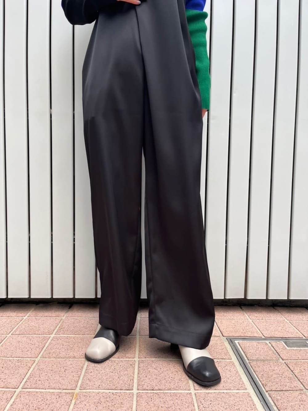 ブラック系のつなぎ/オールインワン、ブラック系のニット/セーター、その他のパンプスを着用したレディースの夏コーディネートの9枚目の写真