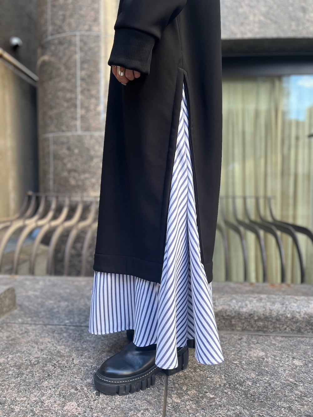 ブラック系のブーツ、ブラック系のワンピースを着用したレディースの冬コーディネートの5枚目の写真