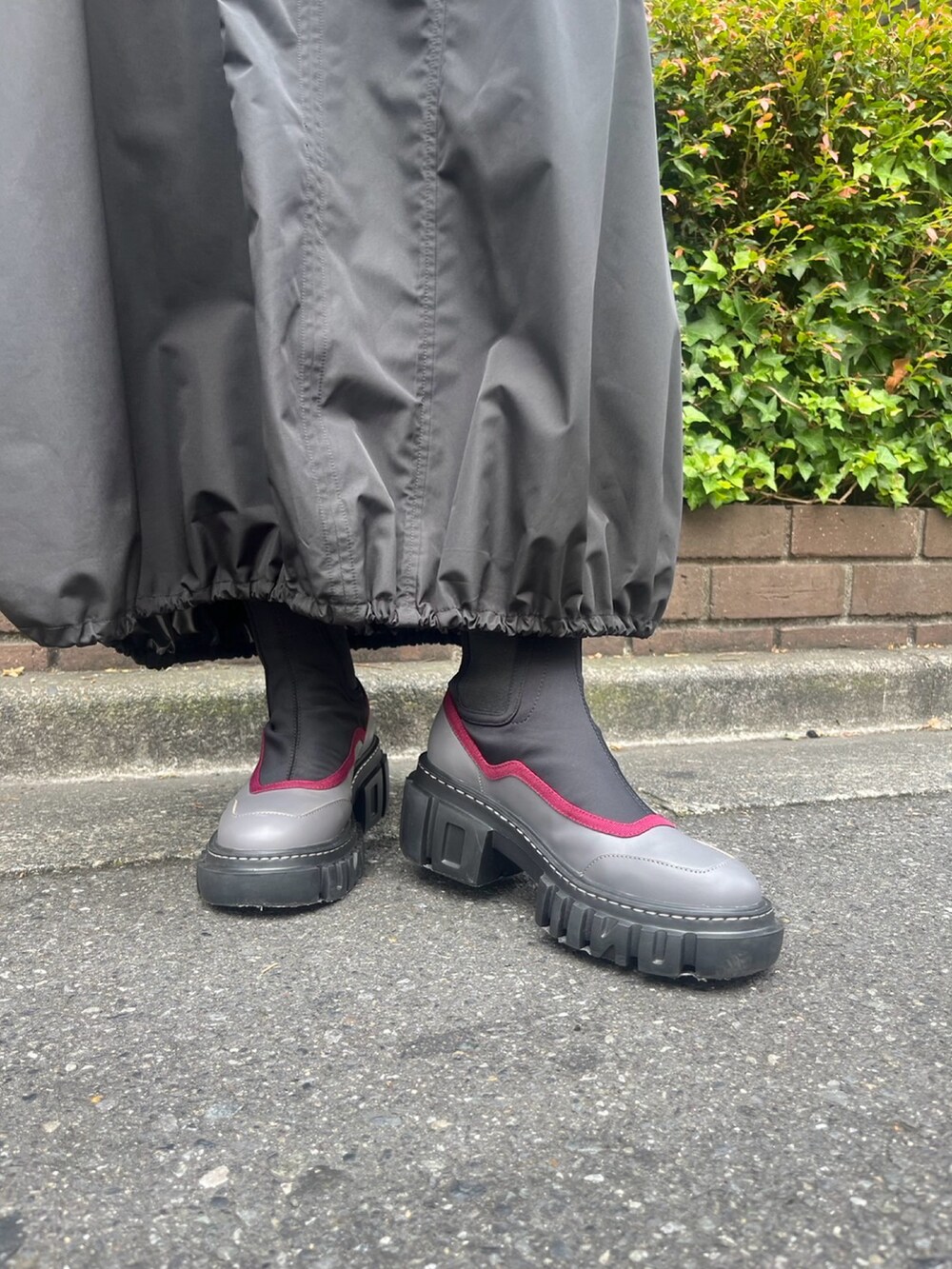 グレー系のワンピース、グレー系のニット/セーター、グレー系のブーツを着用したレディースの秋コーディネートの10枚目の写真