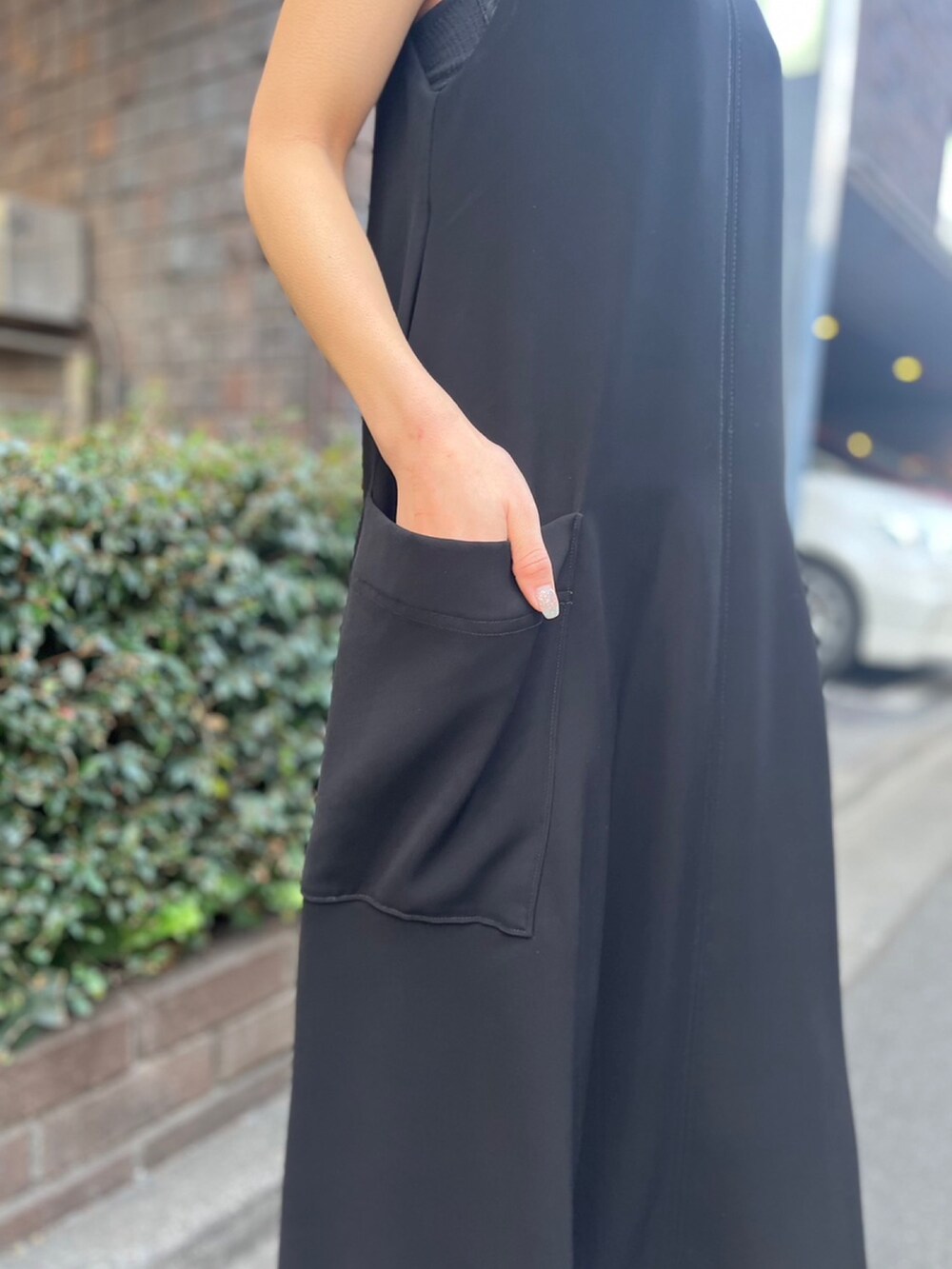 ブラック系のワンピース、ブラック系のサンダル、ブラック系のハットを着用したレディースの春コーディネートの7枚目の写真