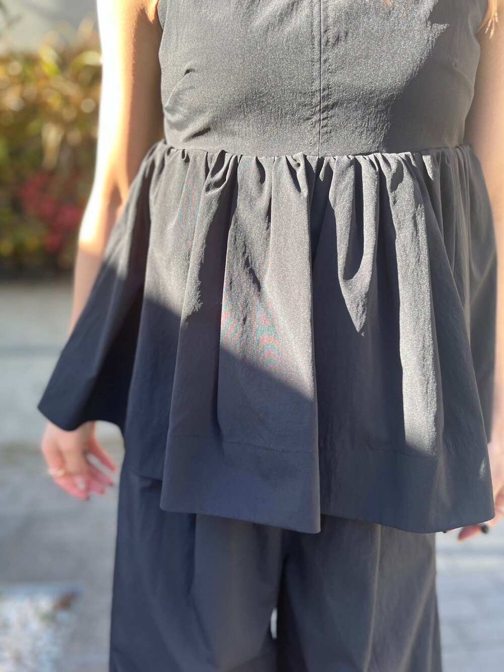 ブラック系のキャミソール、ブラック系のその他パンツ、その他のサンダルを着用したレディースの冬コーディネートの5枚目の写真