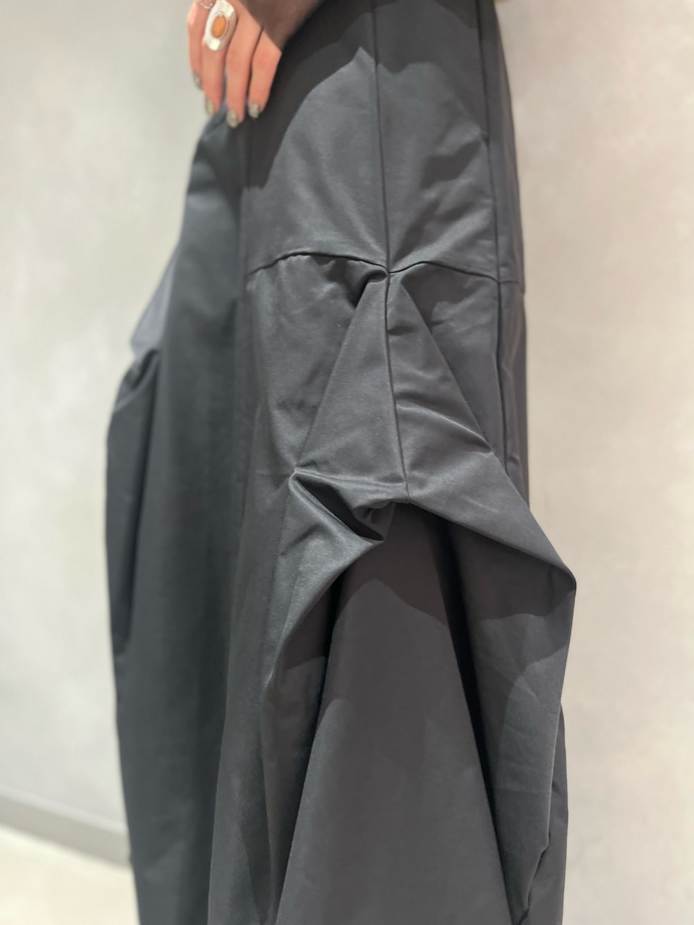 ベージュ系のベスト、ブラック系のTシャツ/カットソー、ブラック系のスカートを着用したレディースの秋コーディネートの9枚目の写真