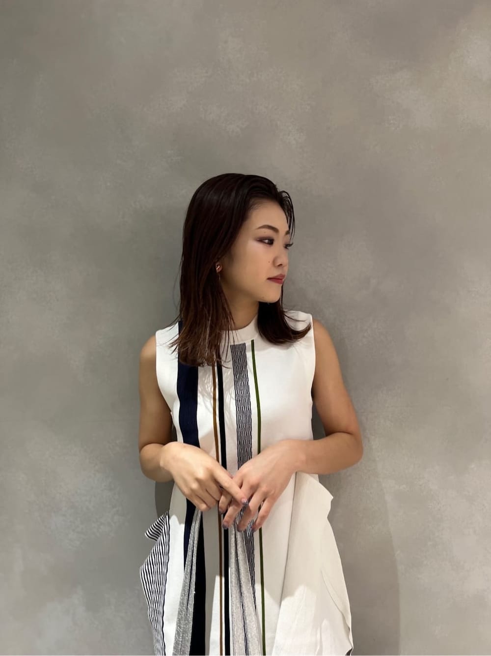 ホワイト系のタンクトップ、ブラック系のその他パンツ、シルバー系のトートバッグを着用したレディースの夏コーディネートの3枚目の写真