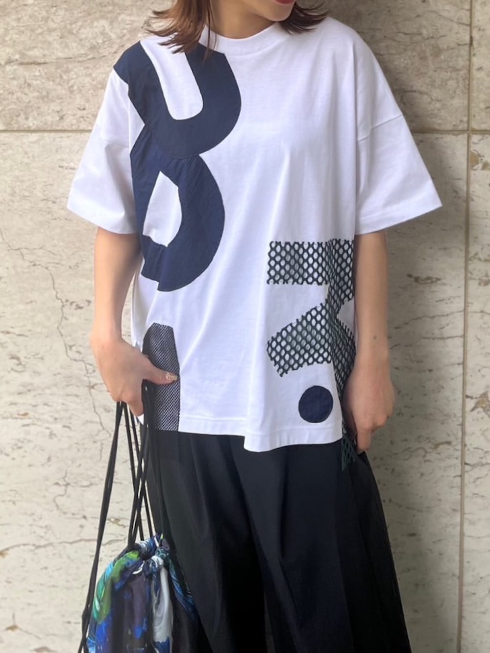 ホワイト系のTシャツ/カットソー、ブラック系のその他パンツ、イエロー系のサンダルを着用したレディースの春コーディネートの4枚目の写真