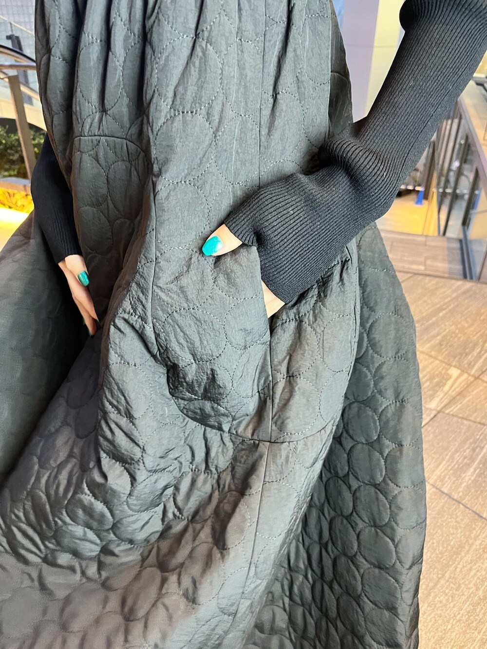 ブラック系のワンピース、ブラック系のニット/セーター、パープル系のノーカラーコートを着用したレディースの秋コーディネートの10枚目の写真