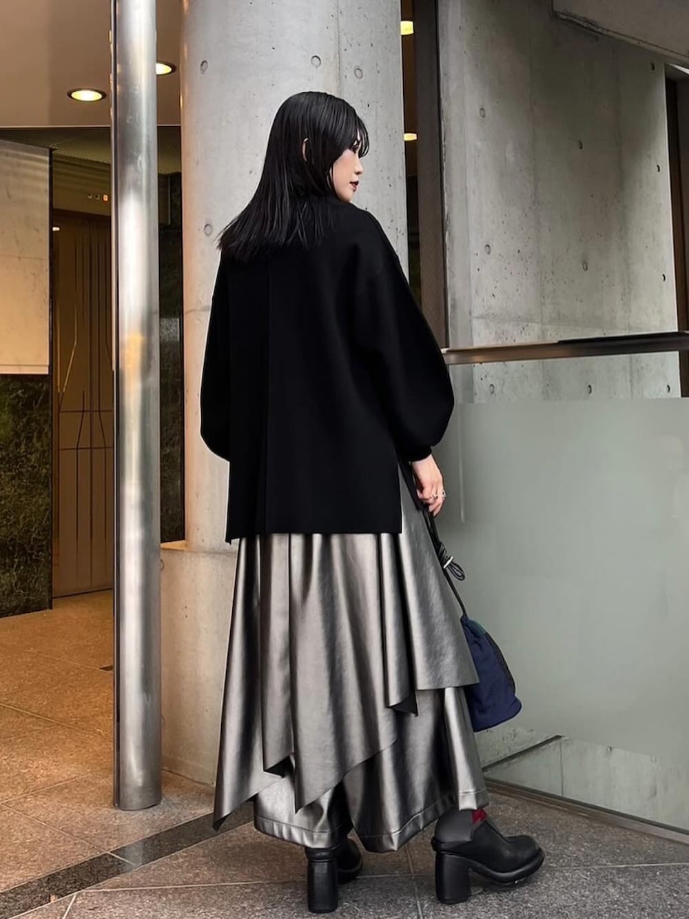 シルバー系のその他パンツ、ブラック系のニット/セーター、その他のショルダーバッグを着用したレディースの秋コーディネートの2枚目の写真