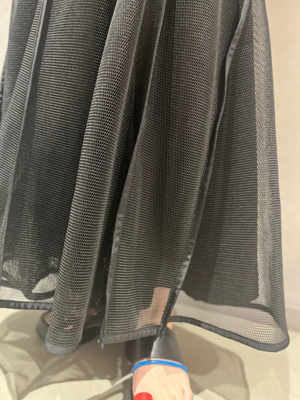 ブラック系のシャツ/ブラウス、ブラック系のタンクトップ、ブラック系のスカートを着用したレディースの夏コーディネートの8枚目の写真