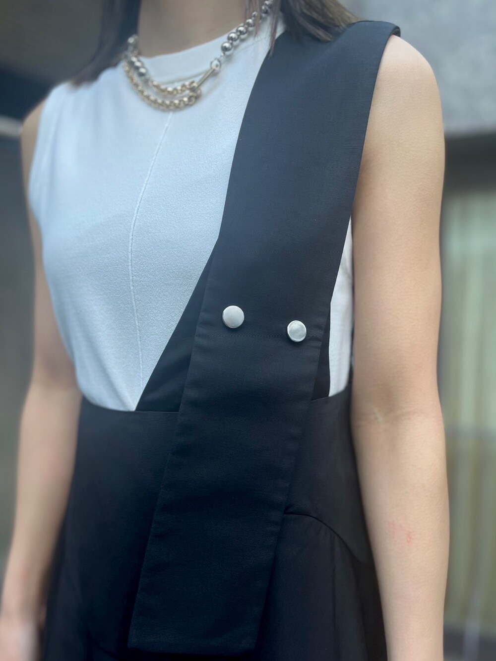 ホワイト系のタンクトップ、ブラック系のスカート、その他のサンダルを着用したレディースの春コーディネートの5枚目の写真