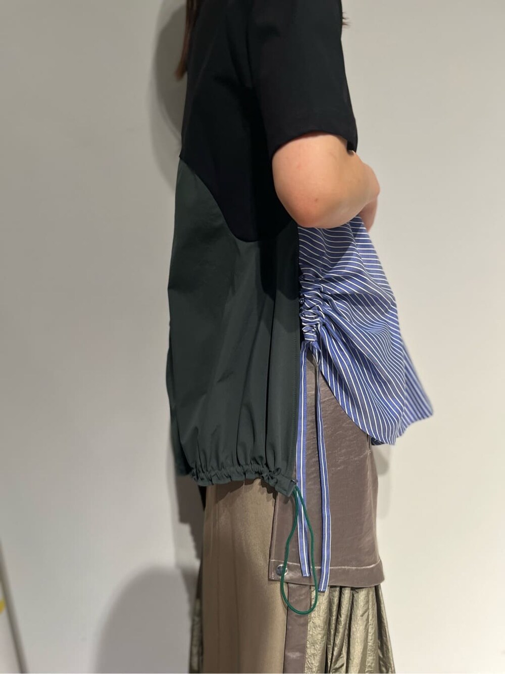 ベージュ系のスカート、その他のTシャツ/カットソー、シルバー系のイヤリングを着用したレディースの夏コーディネートの4枚目の写真