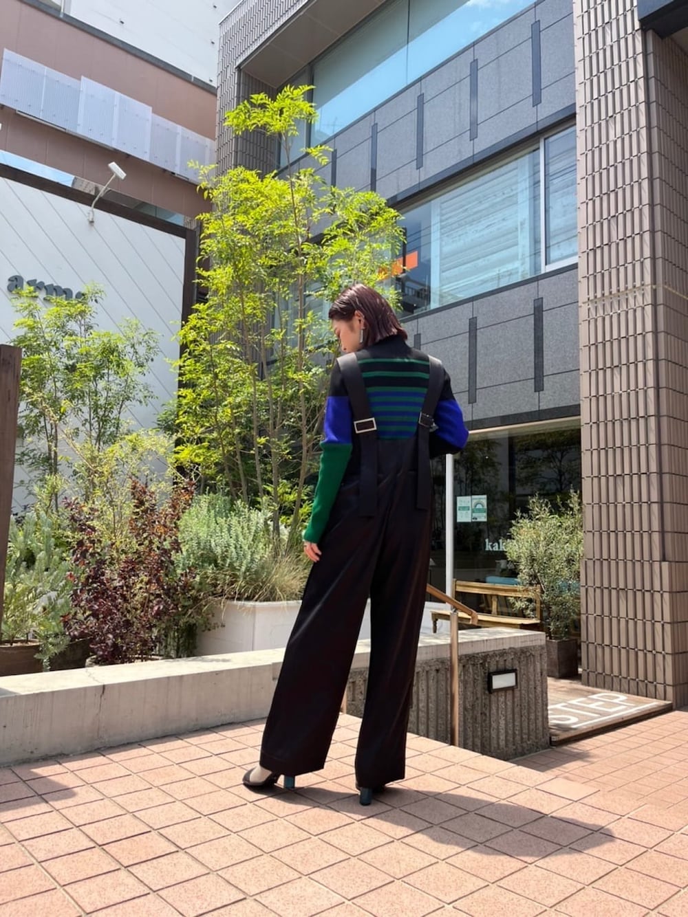 ブラック系のつなぎ/オールインワン、ブラック系のニット/セーター、その他のパンプスを着用したレディースの夏コーディネートの2枚目の写真