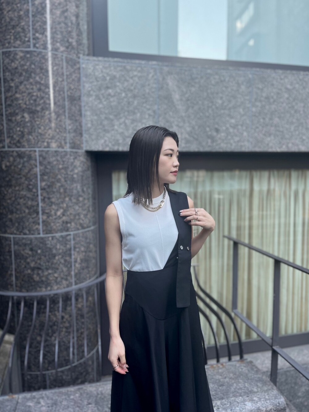 ホワイト系のタンクトップ、ブラック系のスカート、その他のサンダルを着用したレディースの春コーディネートの3枚目の写真