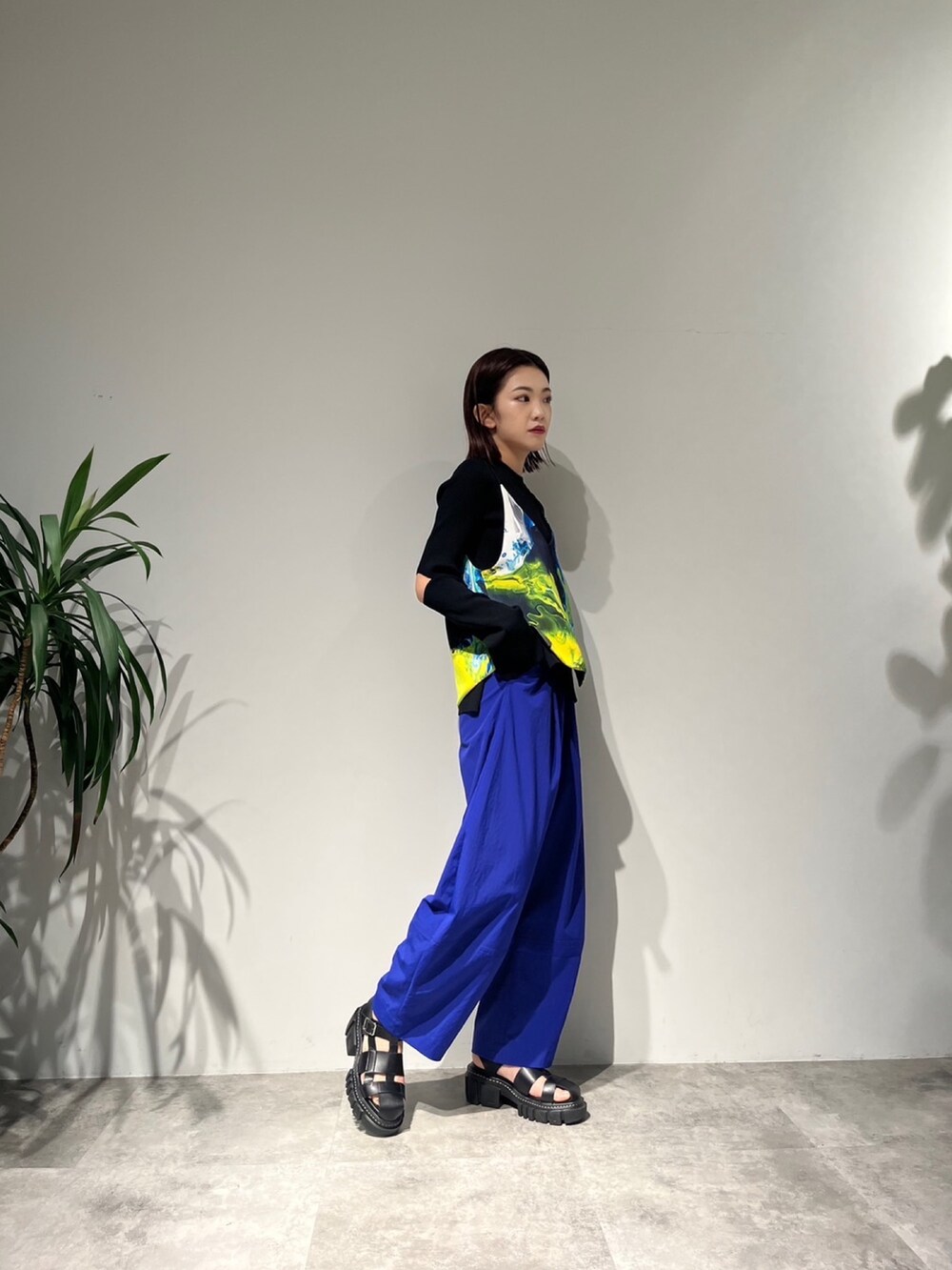 ブルー系のその他パンツ、ブラック系のサンダル、イエロー系のキャミソールを着用したレディースの春コーディネートの2枚目の写真