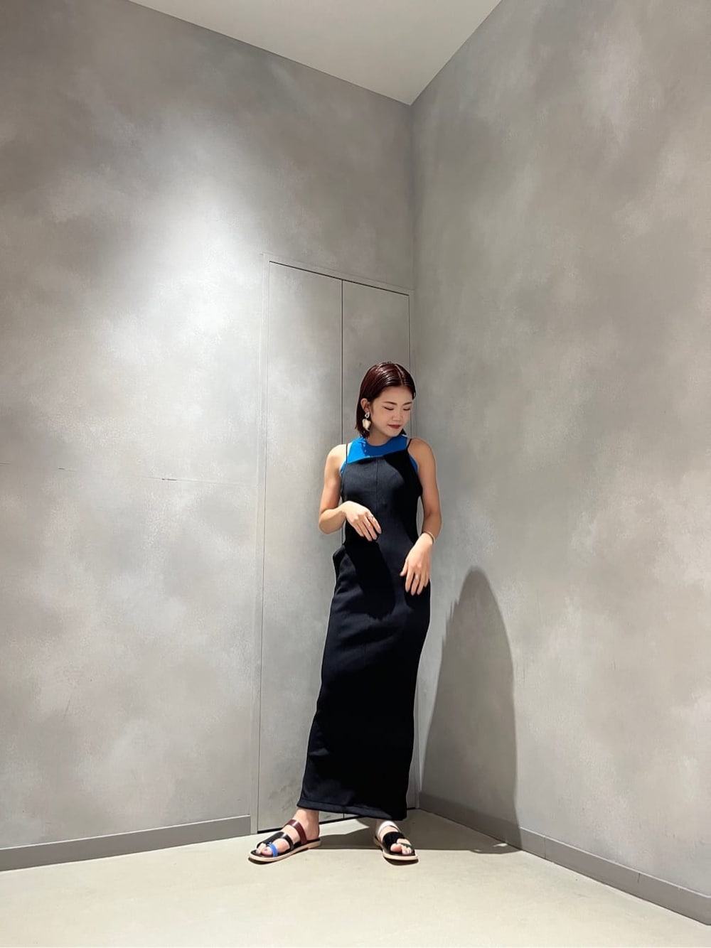 ブルー系のタンクトップ、その他のサンダル、ブラック系のワンピースを着用したレディースの夏コーディネートの2枚目の写真