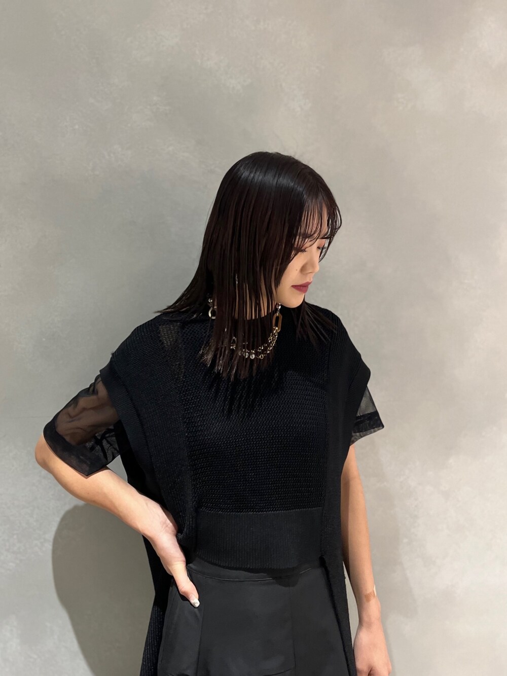 ブラック系のTシャツ/カットソー、ブルー系のトートバッグ、ブラック系のベストを着用したレディースの夏コーディネートの3枚目の写真